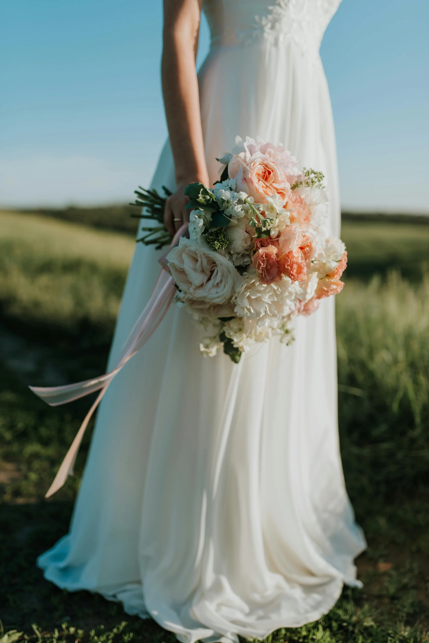 Se dire oui en plein été : nos meilleurs conseils pour un mariage estival sans fausse note
