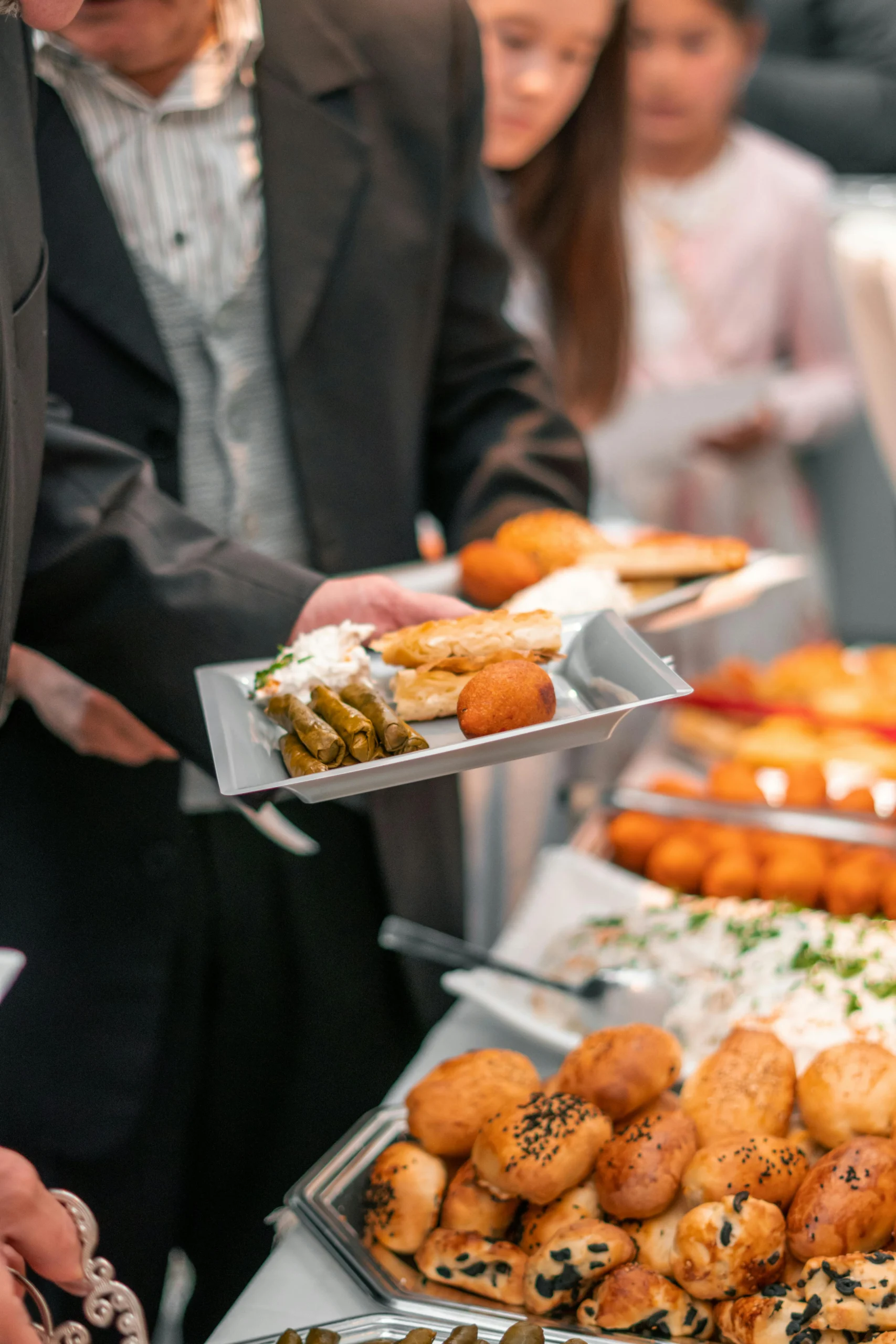 Buffet, cocktail dînatoire ou repas assis : quel format choisir pour votre événement ?