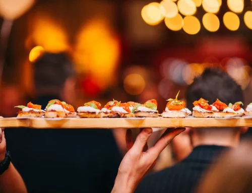 Buffet, cocktail dînatoire ou repas assis : quel format choisir pour votre événement ?